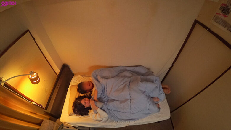 素人妻が一般大学生の自宅にコンドーム1つ渡され一泊 一度のゴム姦では満足できず宿泊中2度もガチ中出しを許してしまう 9枚目