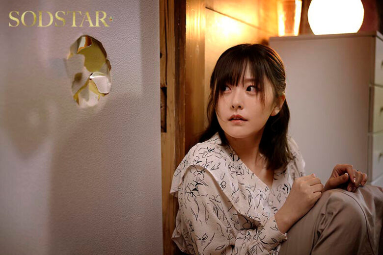 僕の住むアパートの隣室の美人妻は欲求不満だった。夫婦喧嘩で空いた直径10cmの壁穴越しに立ちバックで膣奥を突きまくった密かな不倫関係5日間。 青空ひかり 2枚目