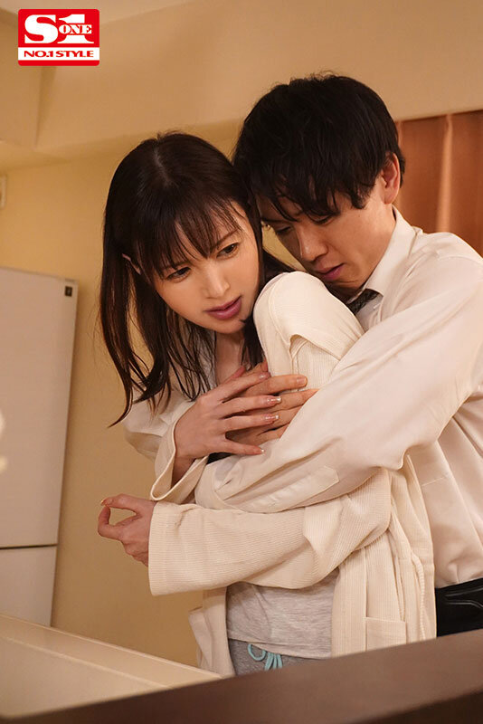 終電逃して上司宅に宿泊中、上司の奥さんの巨乳とクビレがめちゃくちゃエロくて…理性では抑えきれず挿入してしまった。 仁藤さや香 2枚目